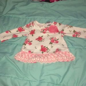 I’m selling this cute rose petals shirt